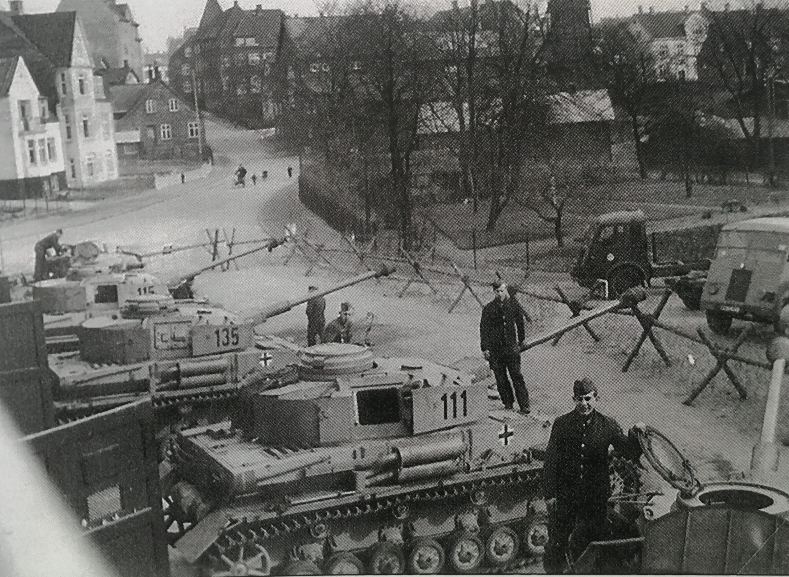 Kampvogne type IV H fra 233. Panzer-Division i Viborg 1944. Kampvognene bærer numrene 111, 135 og 115 dvs. vogne fra 1. kompagni, 1. deling vogn nr 1, 1. kompagni, 3. deling vogn nr 5 og 1. kompagni, 1. deling vogn nr 5. I Baggrunden til højre skimtes franske køretøjer af mærket AHN, typisk med deres skrå kølerhjelme.(foto: Nationalarkivet)