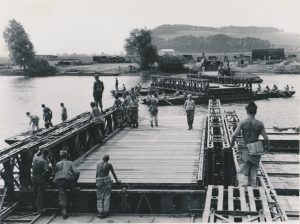 Ingeniørenheder fra Den Danske Brigade slår bro i Tyskland i 1953. (forsvarsgalleriet)