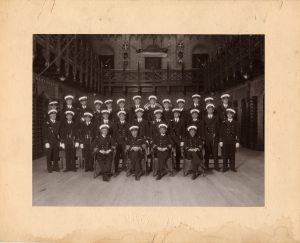 Søværnets Officersskole. 1930-31. Gruppebillede af nyudnævnte søløjtnanter. (Forsvarets billedgalleri)