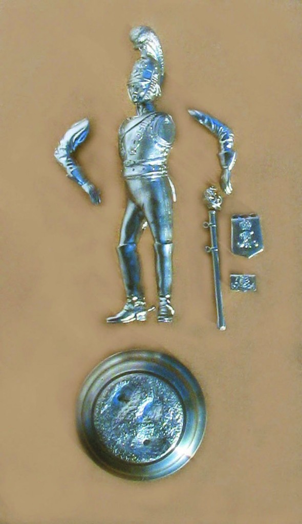 Her ses delene til Chakotens Årsfigur 2005, inden den samles.