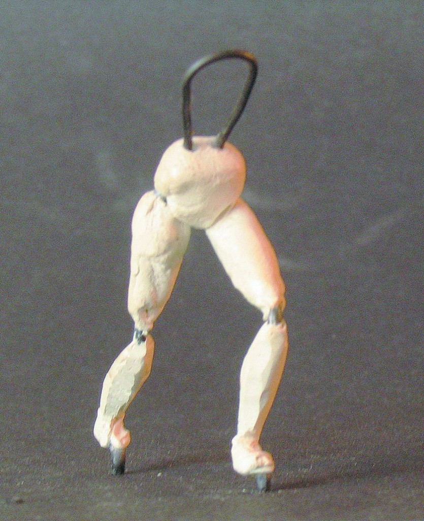 Hvis man selv laver sine figurer, starter man med et simpelt ståltrådsskelet, bøjet i nogenlunde den stilling, man ønsker figuren. Figuren bygges op i modellermasse.