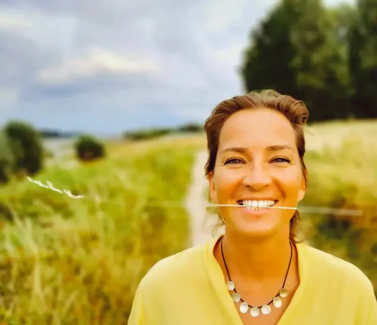 Magda, Leiterin des Seminars "Garten der Weiblichkeit"