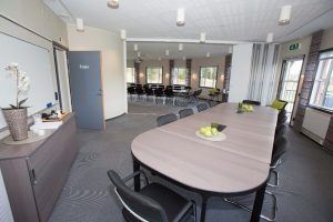 Våra två konferenslokaler kan kombineras till en större konferenssal då konferensrummen åtskiljs av en vikvägg och kan öppnas upp.