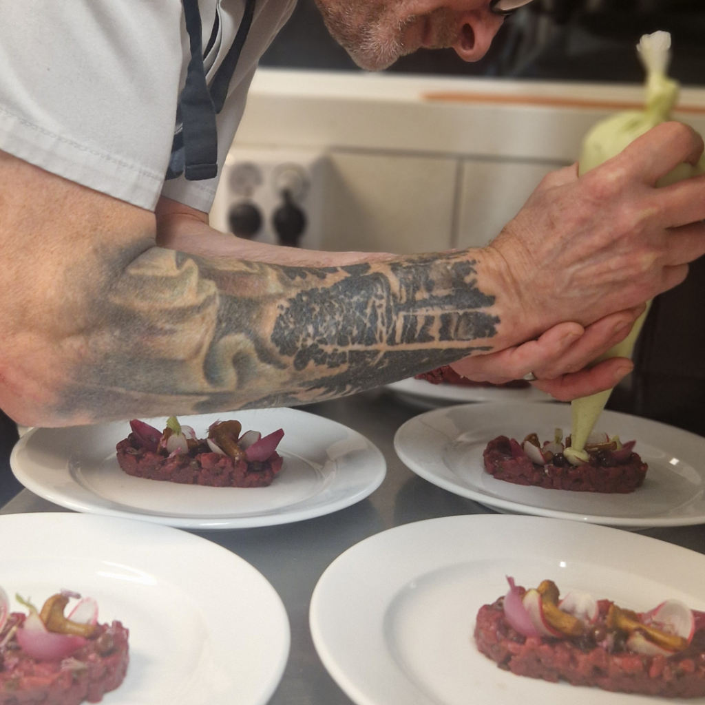 Fredrik Goldhahn, Krögare tillsammans med frun Jane Goldhahn, arrangerade ett Mat och Dryckevent på Chalmers Golfkrog kallat "Från Skog & Marche" som blev väldigt uppskattat av gästerna. Jens Nyström och Pasi Huusko kompletterade teamet denna kväll.