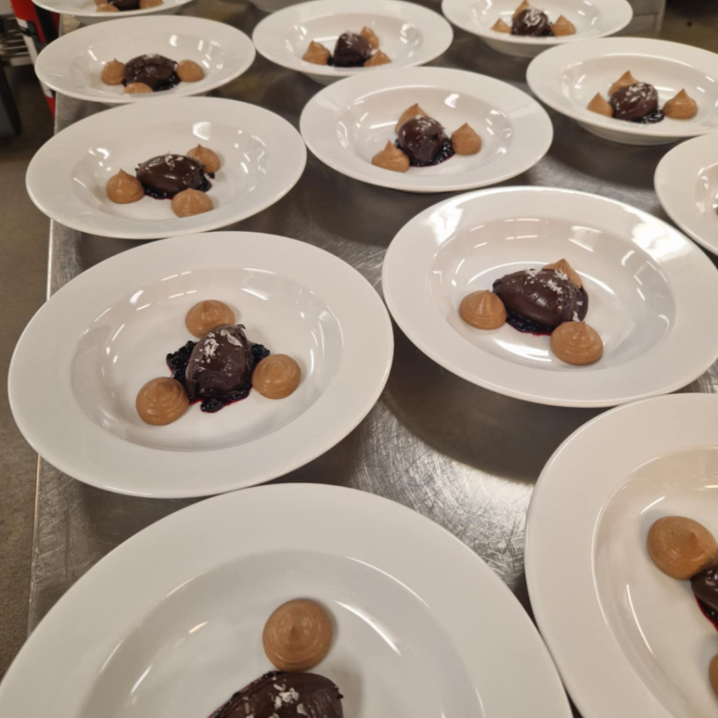 Dessert: Chokladterrine, inkokta fläderbär, rostad och krossade hasselnötter och chokladcrème.