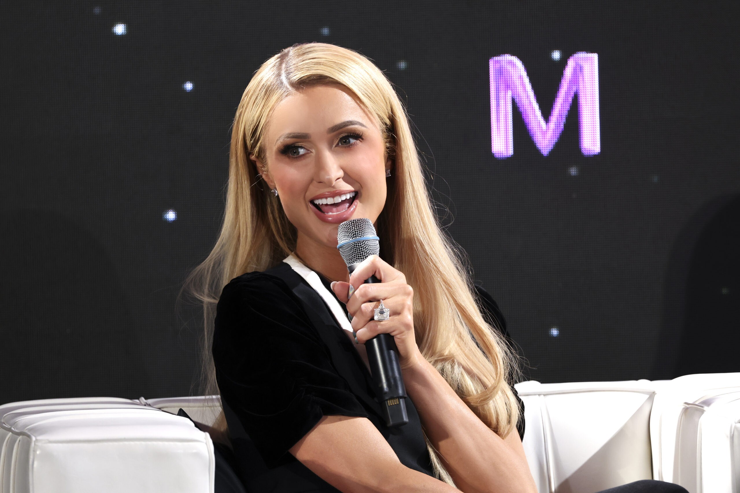 https://usercontent.one/wp/www.chameleonvisual.co.uk/wp-content/uploads/2022/12/Chameleon_ParisHilton_MediaSummit_4-scaled.jpg?media=1690947212