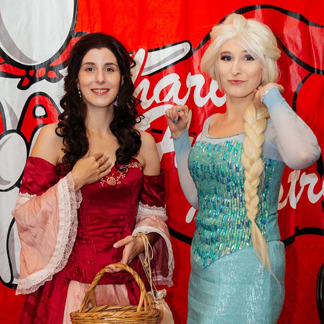 Elsa und Belle vor der Fotowand