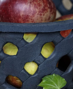 handgjord kord i stengods med äpplen-detalj