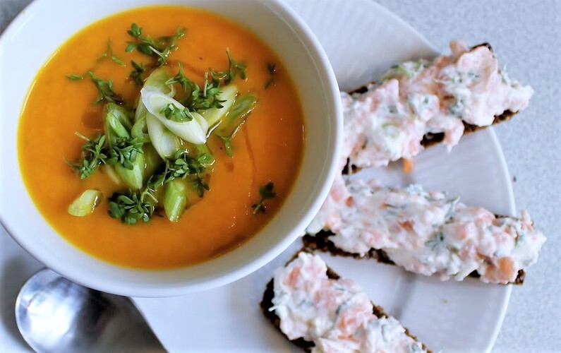 Gulerodssuppe med ristet rugbrød og laksetatar