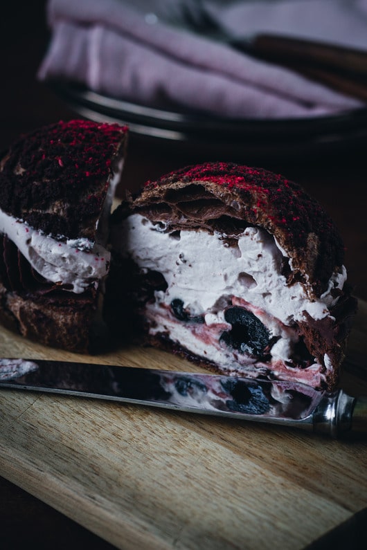 Fastelavnsboller med chokolade og kirsebær