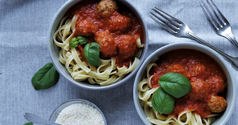 Pasta med tomatsauce og kødboller