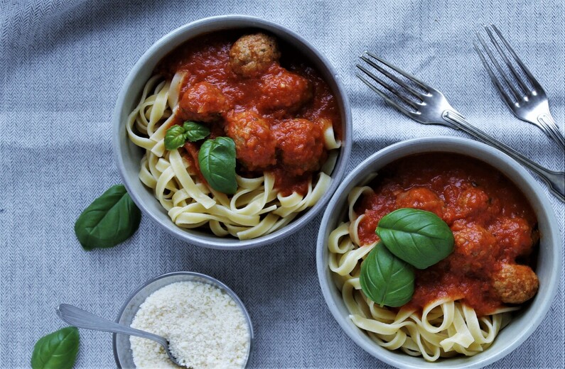 Pasta med tomatsauce og kødboller