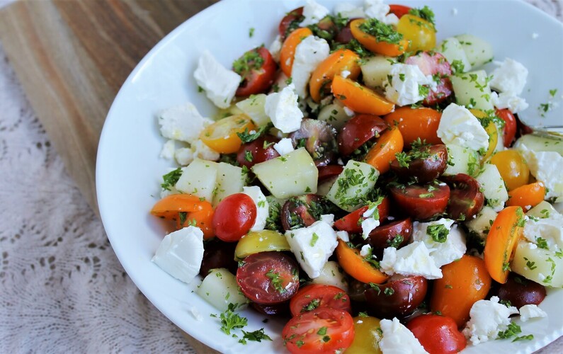 Tomatsalat med melon, feta og persille