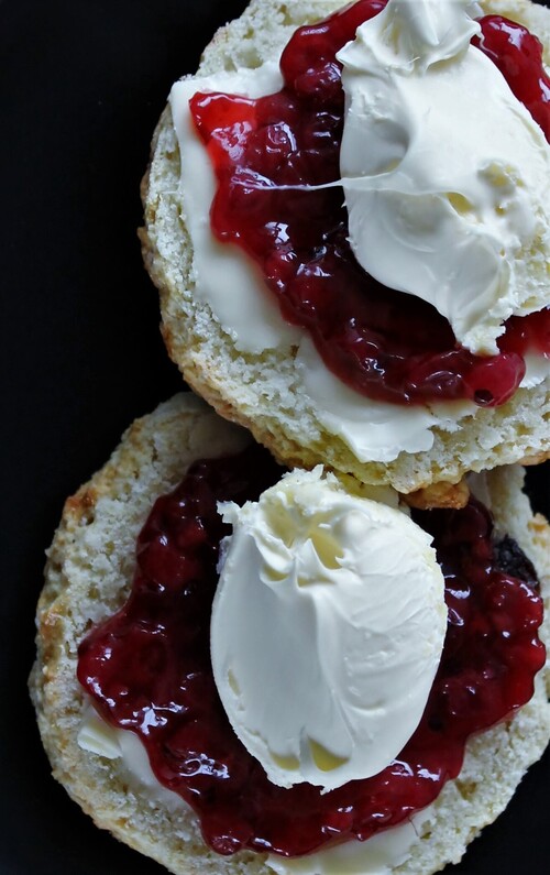 Rosinscones med clotted cream