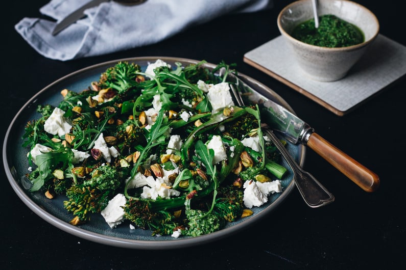 Salat med aspargesbroccoli og feta