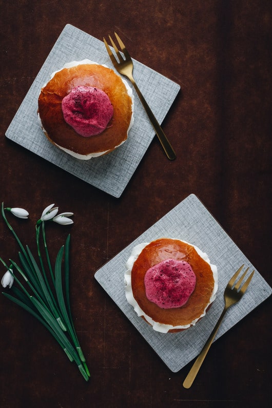 Fastelavnsboller med rabarber og marcipan