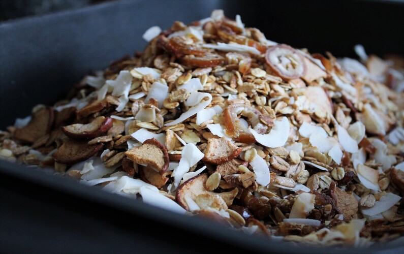 Honningristet müsli med dadler, æbler og kokos