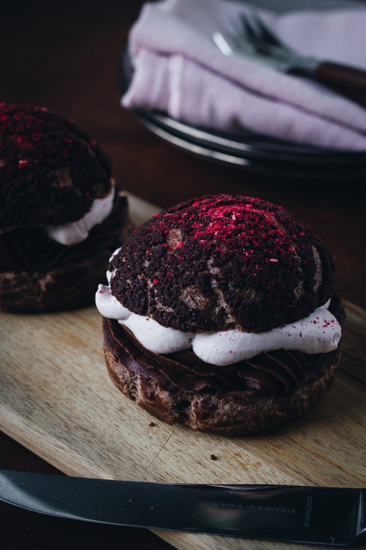 Fastelavnsboller med chokolade og kirsebær