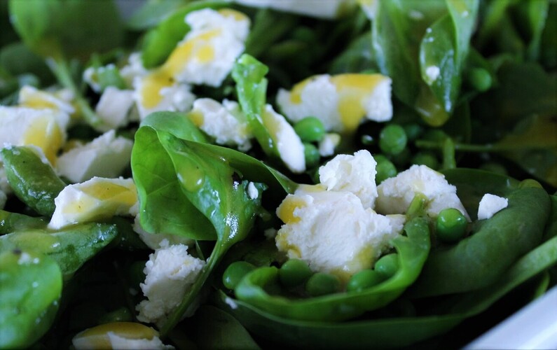 Spinatsalat med ærter og feta