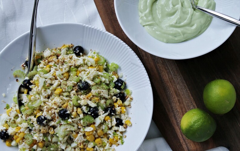 Blomkålssalat med majs, blåbær og avocadodressing