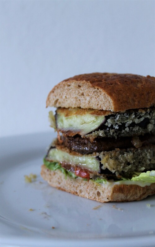 vegetarburger med aubergine og citronmayo