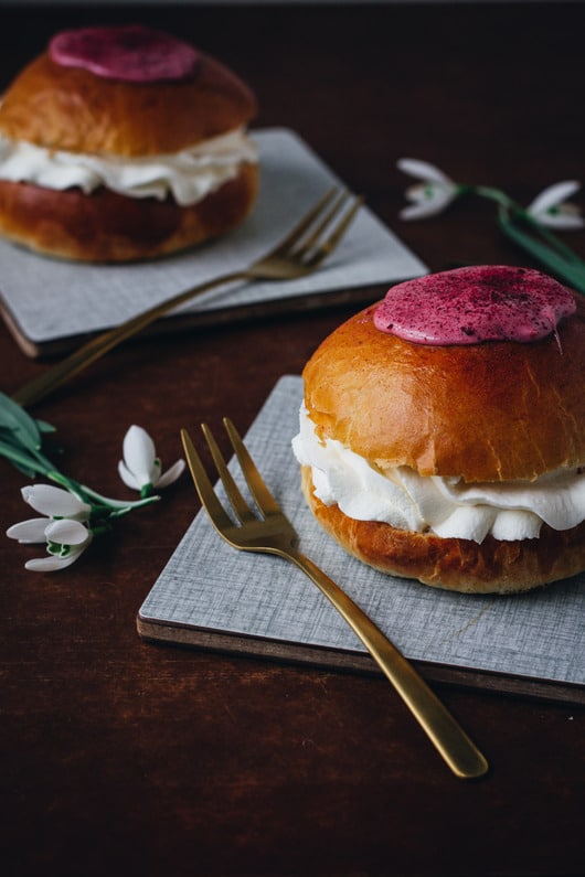 Fastelavnsboller med rabarber og marcipan