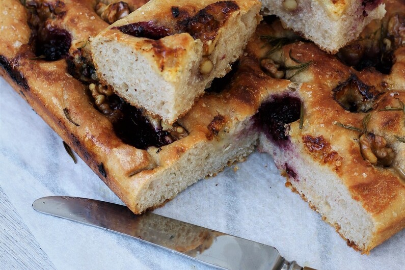 Focaccia med brombær, ost, valnødder og honning