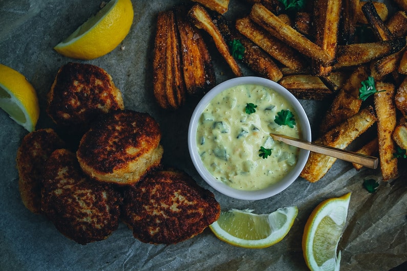 Fiskefrikadeller med pastinakfritter