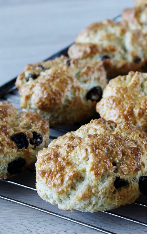 Rosinscones med clotted cream