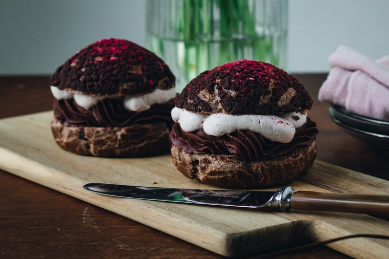 Fastelavnsboller med chokolade og kirsebær