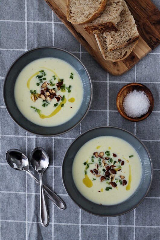 Porresuppe med flødeost og røgede mandler