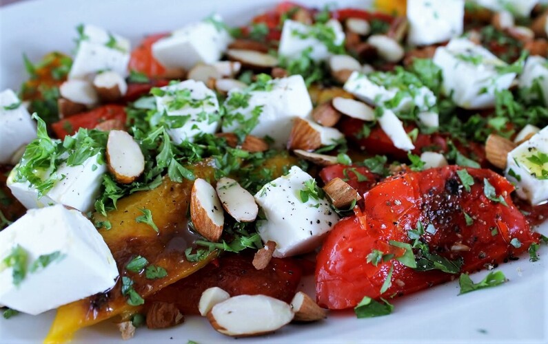 Peberfrugtsalat med feta og mandler