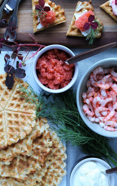 Det er sæson for stenbiderrogn og ølvafler med stenbiderrogn er en simpel, men meget velsmagende forret eller snack. Server evt. en Geuze eller en anden syrlig øl til retten.