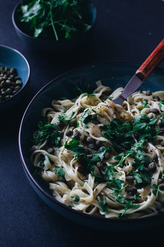 pasta med ansjossmør og kapers