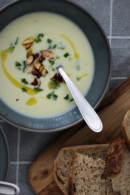 Porresuppe med flødeost og røgede mandler