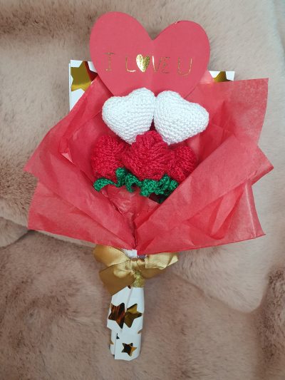 ramo flores crochet hecho a mano rosas y corazones