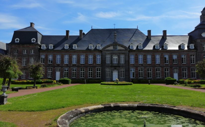 L’abbaye de Bonne-Espérance dans son écrin de verdure