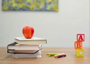 Pedagogik äpple på böcker