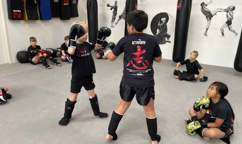 Kickboksen voor kinderen: de beste manier om kinderen respect, sportiviteit en zelfverdediging bij te brengen
