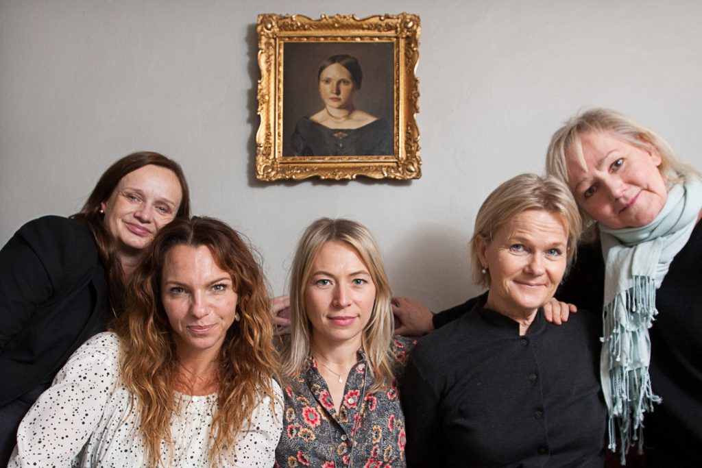 Vinkel: 	Dramakomedin Fröken Frimans krig fortsätter. intervju med Sissela Kyle, Frida Hallgren, Lena T Hansson, Sofia Ledarp och Maria Kulle.