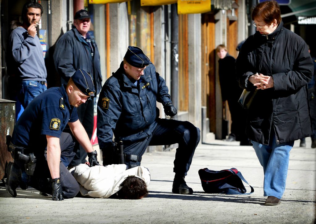 05-03-31/SISU/Hr grips bankrnarna som slog till mot Handelsbanken vid Vanadisplan. De stormade in med skjutvapen och lmnade en bombatrapp efter sig. Nio minuter senare var dramat ver.