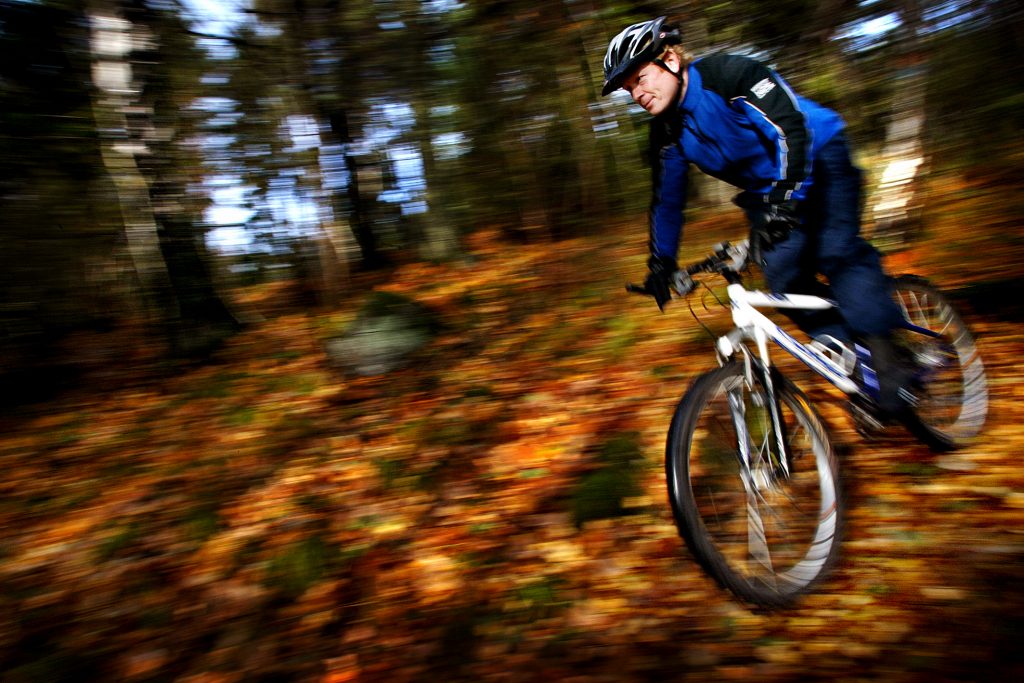 mountainbike cyklister *** Local Caption *** Mountainbikecyklister porotesterar mot reglerna för Nackareservats naturreservat