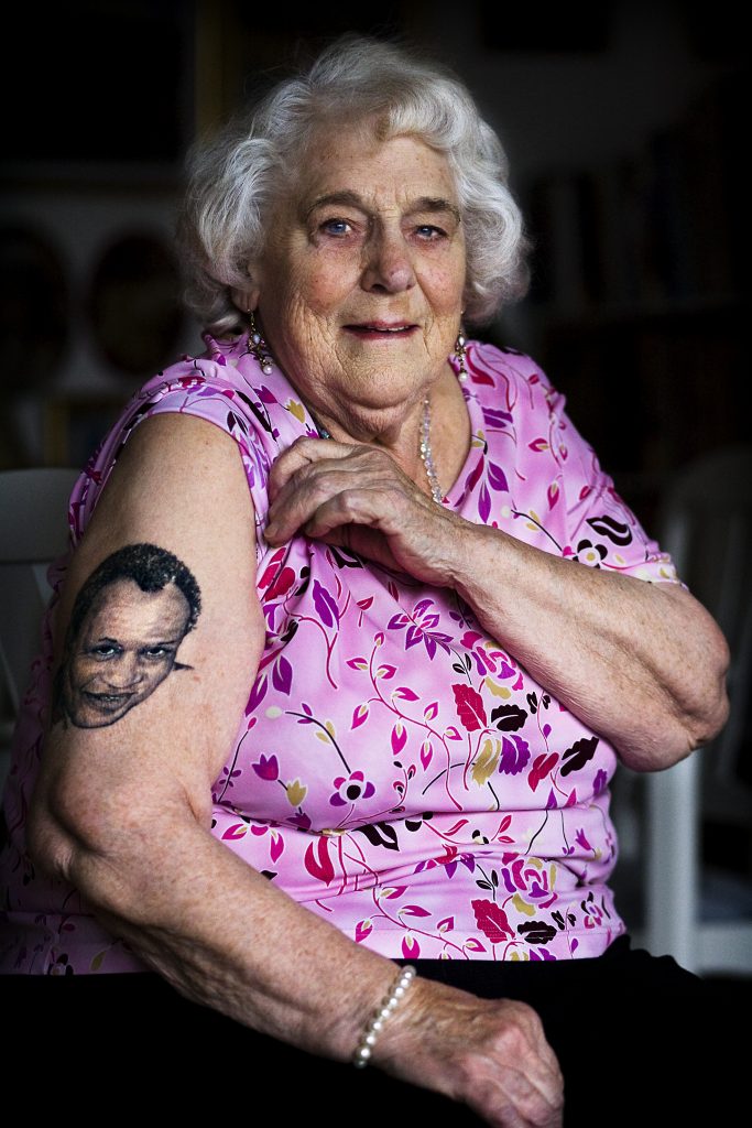85-åriga Marianne Nissen  *** Local Caption *** 85-åriga Marianne Nissen i Jordbro är med i en tatueringsbok. Hon har en stor bild på Paul Robeson på armen
