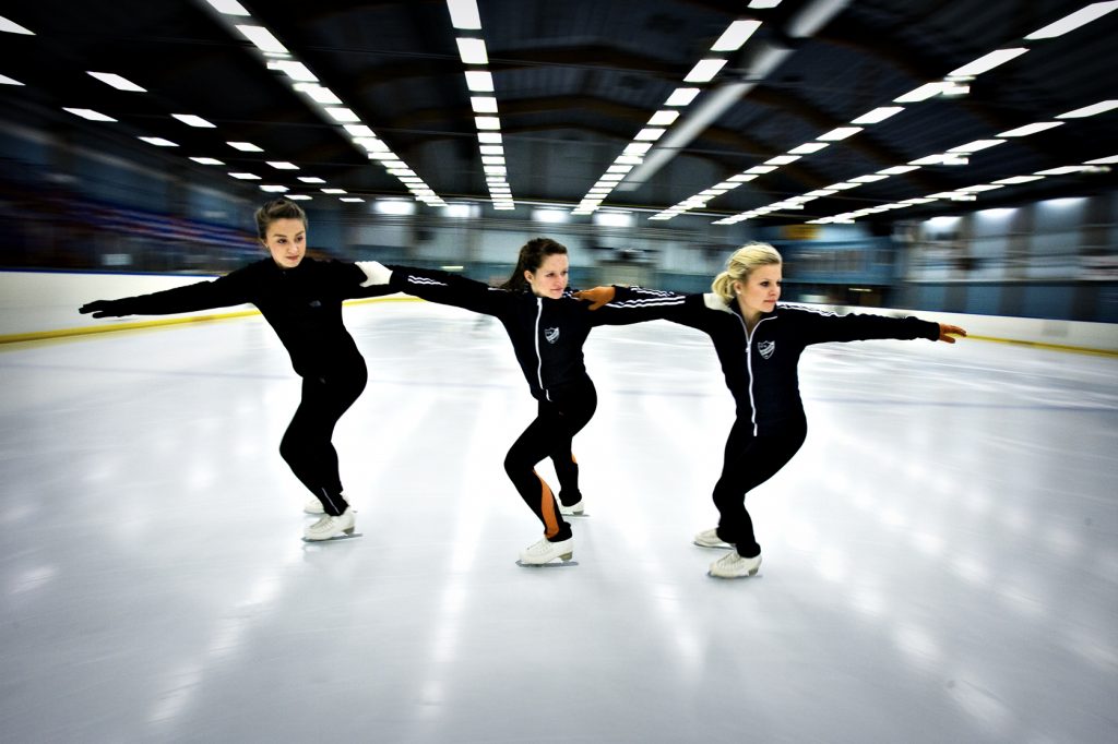 Sara Fredriksson, 17. (längst)
Maja Dickman, 15 (rödhårig)
Olivia Nyman, 15, (ljushårig) *** Local Caption *** Konståkningens elitserie kommer till Åkersberga, tre lokala tjejer är med.