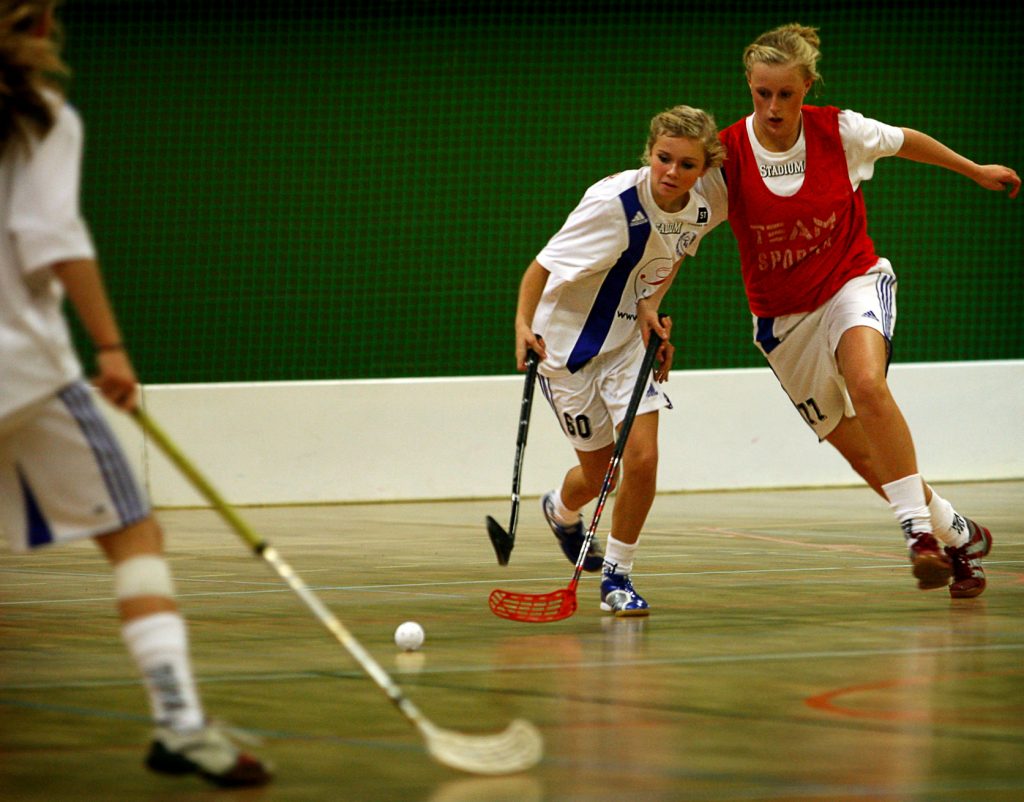 Puff bild:Emelie Jansson och Josefin Ulvhag  *** Local Caption *** Innebandy/Fotboll: Täby IS 14-åriga flickor utmanar sig själva genom att spela i juniorserie