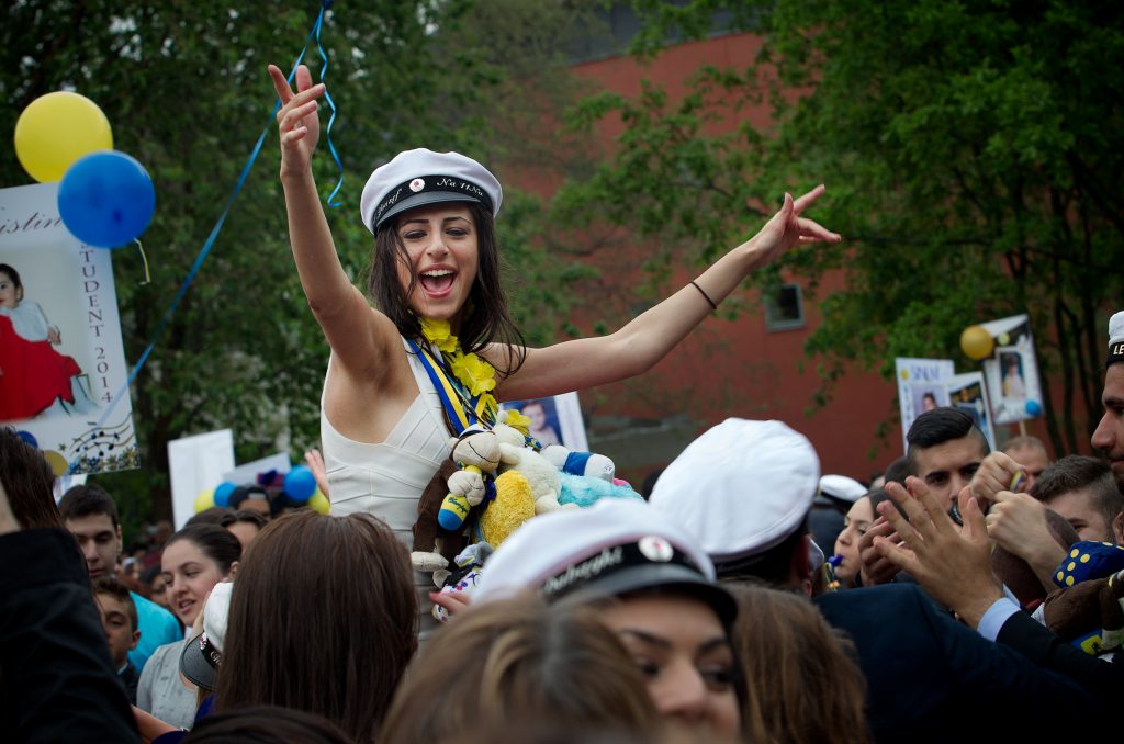 Sara Yousef /Vinkel: 	Elever tar studenten på Tumba gymnasium.