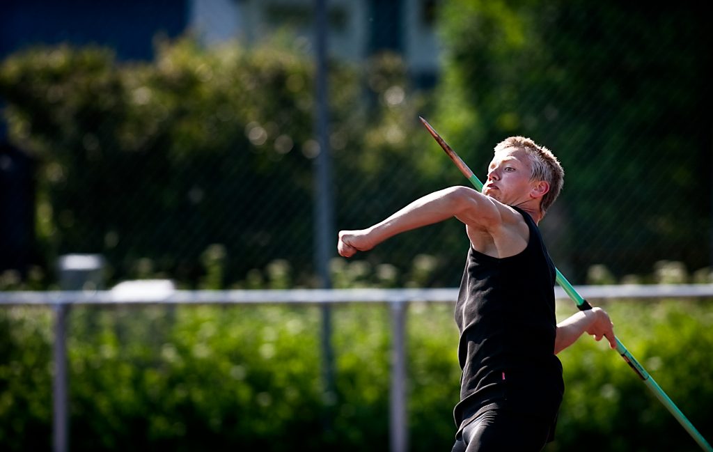 Axel Olsson r lika bra i friidrott som handboll, i Hsselby friidrott behver man inte vlja sport utan tillts dubblera