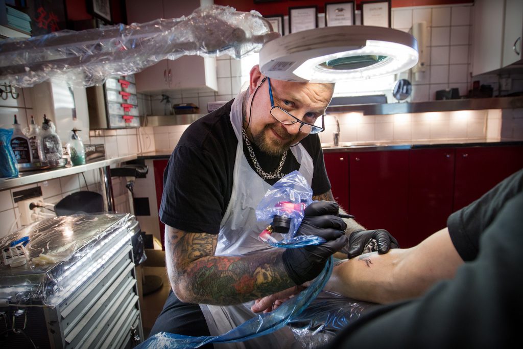 Adress: 	Tattoo give and take, Eskilsvägen 49, 136 43 Hnaden
Kontaktperson: 	Ronny  tel: 0735343050
Vinkel: 	Tatueringstrender i Haninge. Vi träffar en tatuerare.