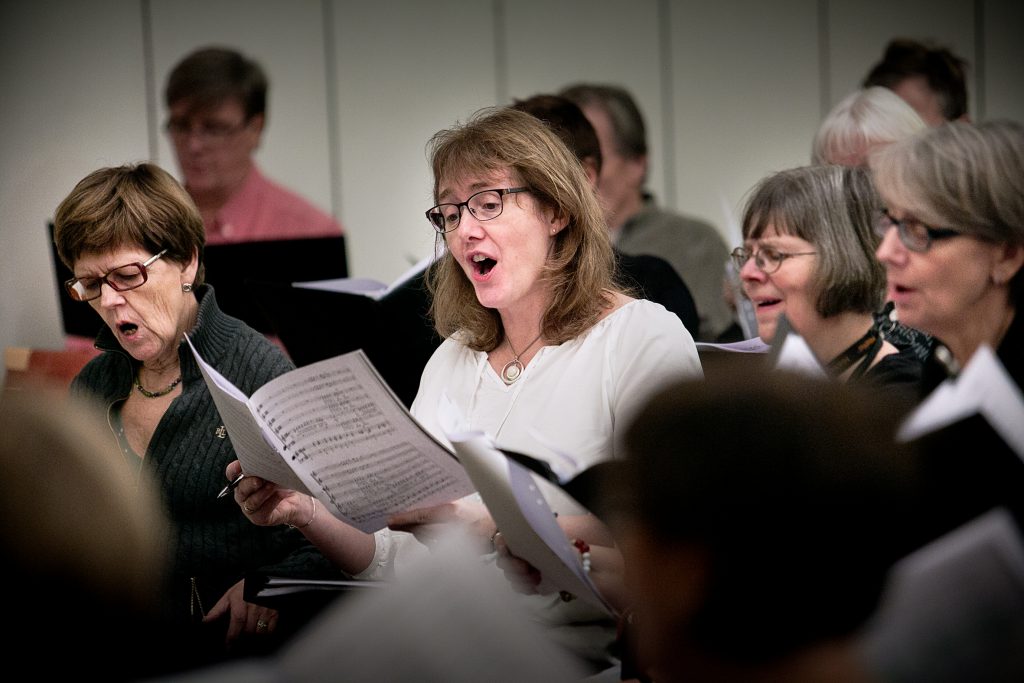 Vinkel: 	Vi listar julkonserterna i Huddinge. Vi träffar Huddinge kyrkas kör som repar för fullt.
Miljö: 	Församlingssalen Klockargården, intill Huddinge kyrkan.