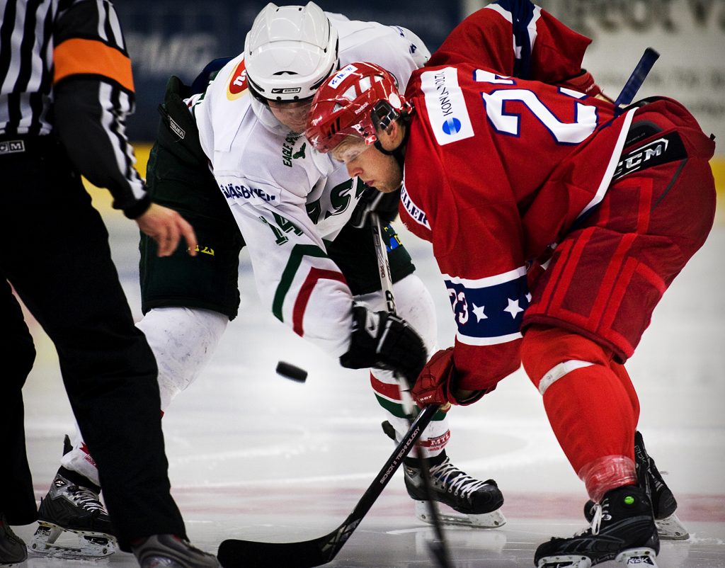 Huddinge Hockey 2008/2009
#23. Tobias Tschˆp

Fˆdd: 19840306
L‰ngd: 187
Vikt: 88
Yrke: Diversearbetare
Moderklubb: SpÂnga IS
S‰songer i Huddinge: Fˆrsta

Personliga favoriter:
Musik: Allt utom HÂkan Hellstrˆm och sÂnt
Mat: Grillat
Film: Guds stad
TV-program: Entourage, PÂ spÂret
ResmÂl: V‰stindien
Arena: 
Sport (utˆver hockey): Premier League, daminnebandy
Lag: 
Bok/Tidning: Gˆsta Berlings saga
B‰sta hockeyminne: Avancemang frÂn div 1 till HockeyAllsvenskan med AIK Huddinge Hockey 2008/2009
#23. Tobias Tschˆp

Fˆdd: 19840306
L‰ngd: 187
Vikt: 88
Yrke: Diversearbetare
Moderklubb: SpÂnga IS
S‰songer i Huddinge: Fˆrsta

Personliga favoriter:
Musik: Allt utom HÂkan Hellstrˆm och sÂnt
Mat: Grillat
Film: Guds stad
TV-program: Entourage, PÂ spÂret
ResmÂl: V‰stindien
Arena: 
Sport (utˆver hockey): Premier League, daminnebandy
Lag: 
Bok/Tidning: Gˆsta Berlings saga
B‰sta hockeyminne: Avancemang frÂn div 1 till HockeyAllsvenskan med AIK *** Local Caption *** Seriepremi‰r V‰sby vs Huddinge Seriepremi‰r V‰sby vs Huddinge